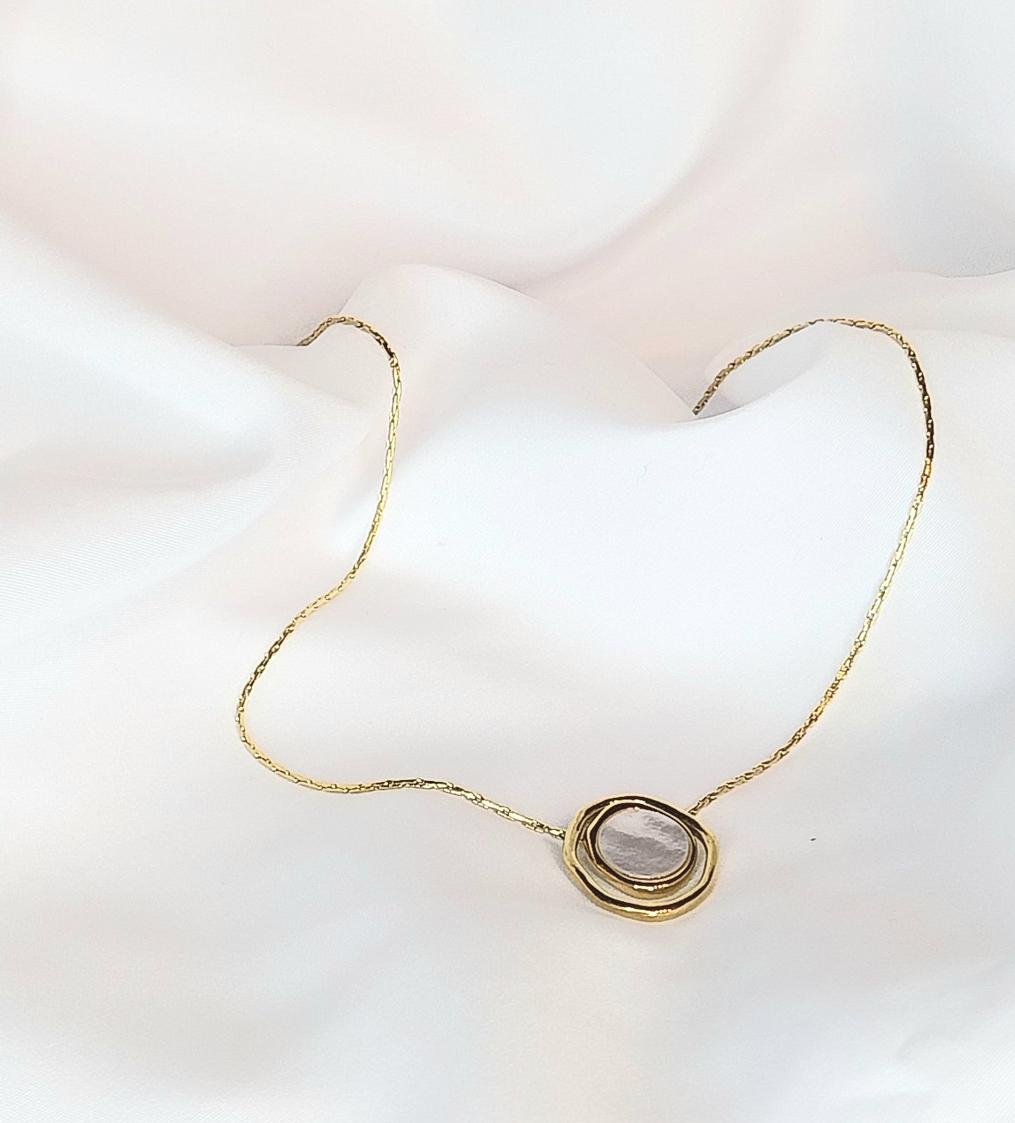 Collier doré La Rose blanche