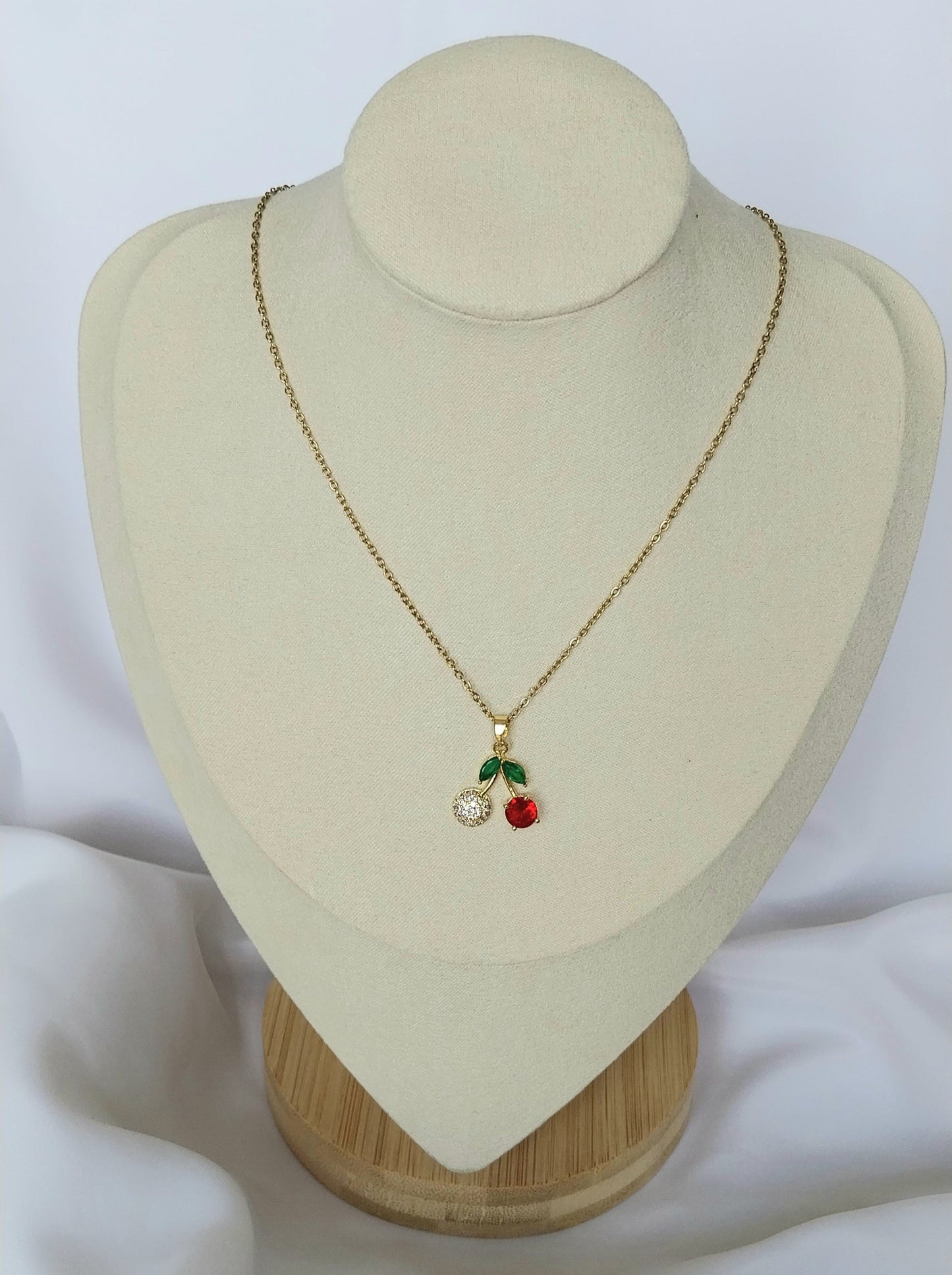 Collier doré Cerises