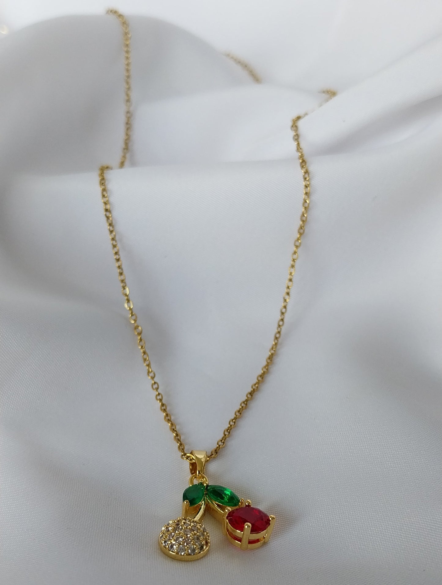 Collier doré Cerises