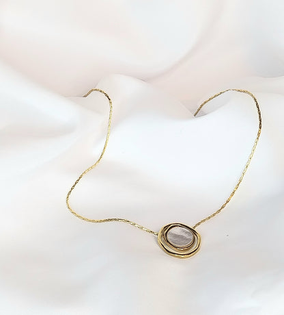 Collier doré La Rose blanche