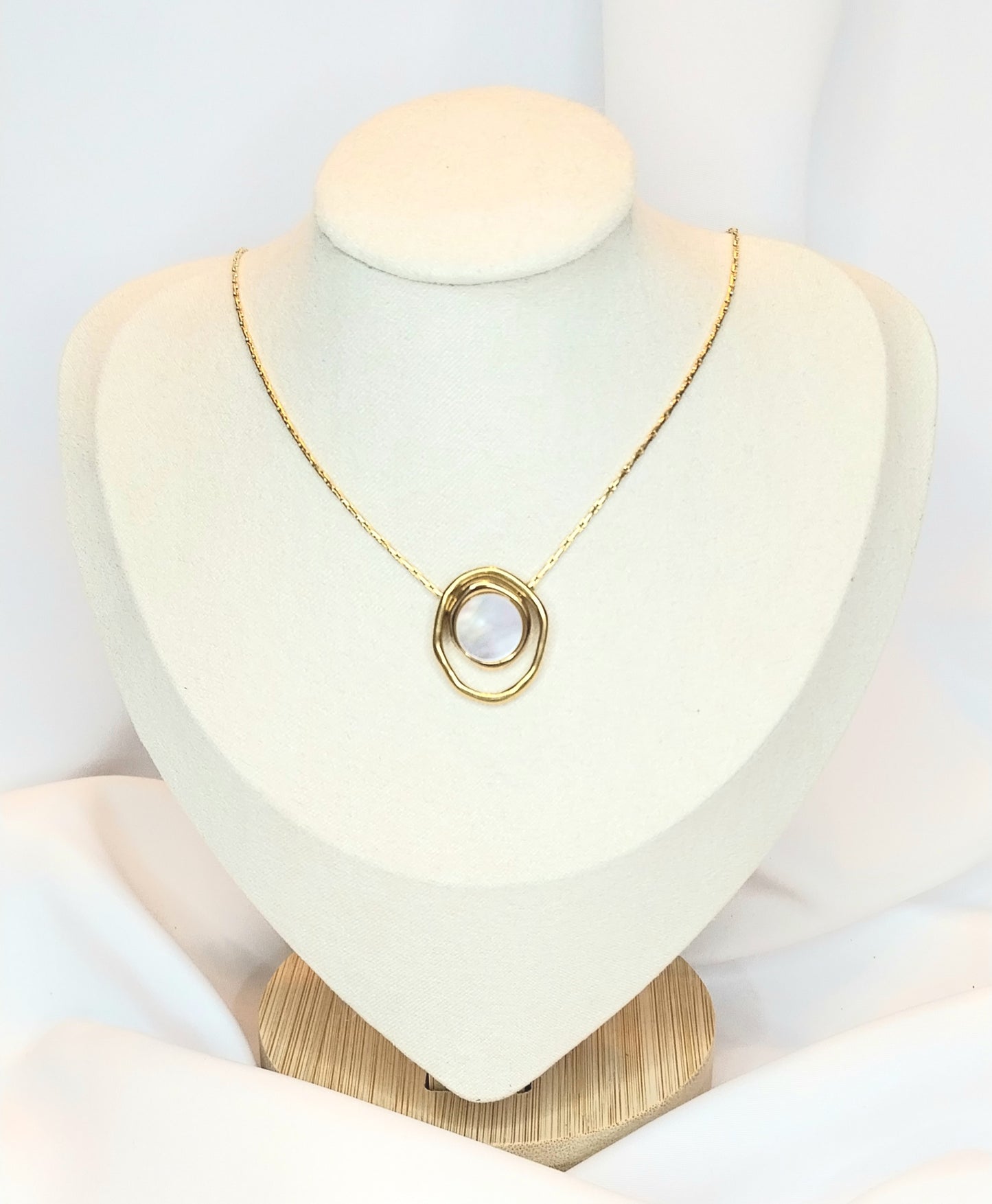 Collier doré La Rose blanche