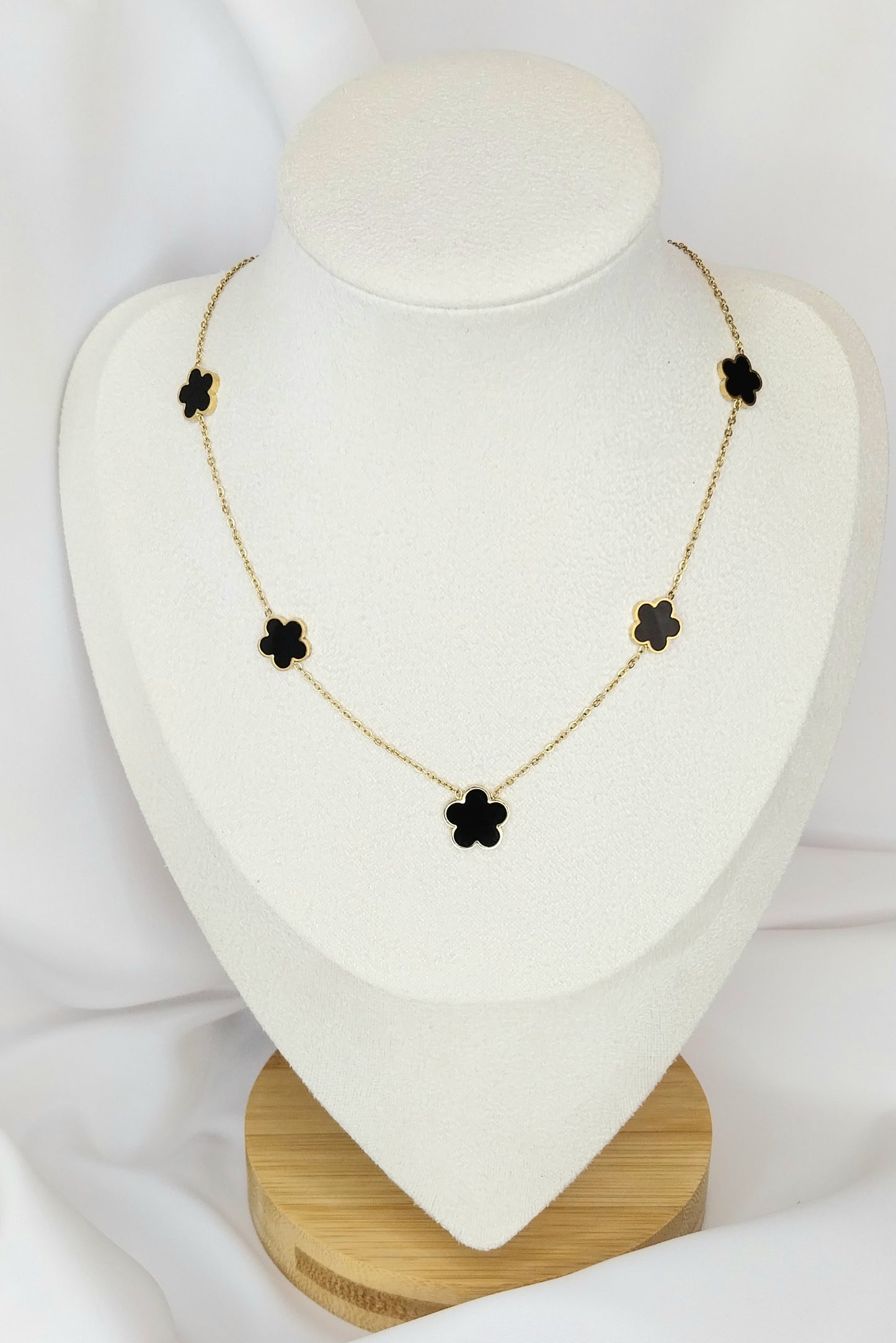 Collier doré Amarante – Doré Fleurs Noires Fin & Raffiné